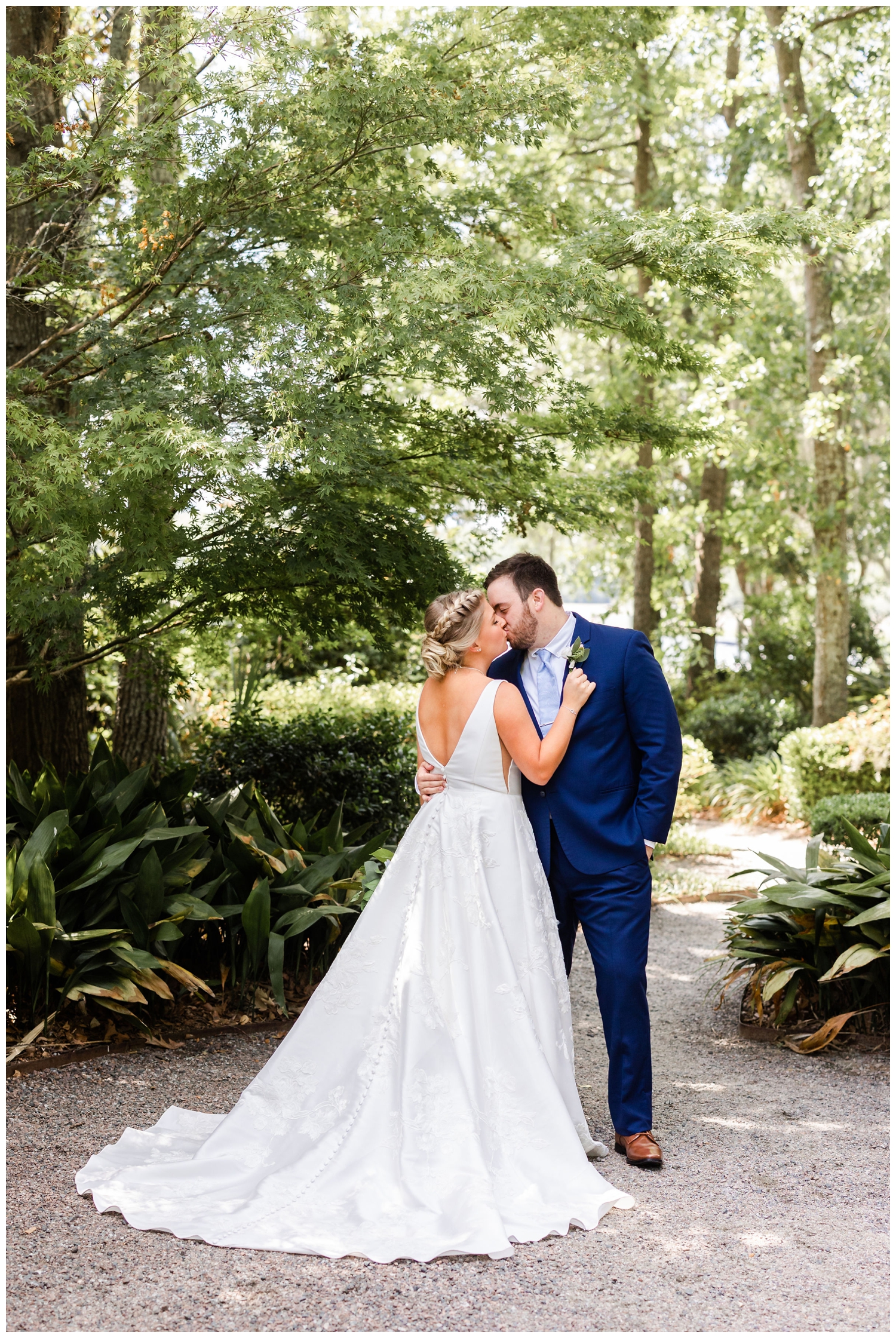 bride and groom kissing under the trees at summer Creek Club at I'on wedding